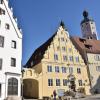 Altstadt Marktplatz Rathaus Kirche Stadtansicht
Blick auf die prächtigen Gebäude auf der nördlichen Seite des Wemdinger Marktplatzes: von links das historische Rathaus, der Gasthof Krone, ein Teil der VG-Verwaltung und die Türme der Stadtpfarrkirche St. Emmeram.