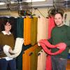 Claudia Wellmann und Sohn Tobias Wellmann zeigen im Trocknungsraum die frisch gefärbte Wolle. Sie wird über den Internetshop in die ganze Welt verschickt.