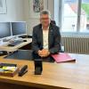Pöttmes' Bürgermeister, Mirko Ketz, wird am Freitag, 14. Juni, 50 Jahre alt. Er lädt Bürger und Bürgerinnen ein, mit ihm im Rathaus anzustoßen.