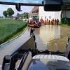 Ohne die vielen freiwilligen Helfer hätte die Familie Wagner das Hochwasser kaum bewältigen können. Dank ihrer aber konnten wenigstens die Wohnhäuser trocken bleiben.