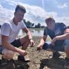 Josef Wagner (rechts) und Sohn Max-Josef kauern auf einem Feld mit Küchenkräutern. Die Petersilie ist welk, braun und kaputt. Doch auf ihren Kartoffelfeldern sieht es nicht besser aus.