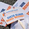 Plakate von Medizinern von bayerischen Unikliniken für einen Protestmarsch durch die Innenstadt liegen auf dem Boden.