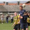 Augen zu und durch: Stefan Böck (Mitte) vom FC Pfaffenhofen-Untere Zusam kommt hier vor seinem Teamkollegen Dominik Müller (rechts) und Binswangens Kevin Oberschmid (links) an den Ball. 