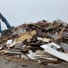 Bei WRZ Hörger in Stetten türmen sich nach dem Hochwasser Berge von kaputten Möbeln und aufgequollenen Sperrholzplatten.