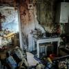 Trümmer liegen nach einem nächtlichen Drohnenangriff in einem zerstörten Hauses in Odessa.