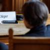 Eine Frau, die den Impfstoffhersteller Astrazeneca auf Schadenersatz verklagt, sitzt vor Beginn einer Berufungsverhandlung im Oberlandesgericht (OLG) Bamberg.