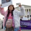 Hunderte Menschen demonstrieren vor dem Supreme Court in Washington. Dort beginnt heute eine Anhörung zur weiteren Zulassung einer Abtreibungspille.