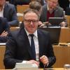 Mario Voigt (CDU), Vorsitzender der CDU-Fraktion im Thüringer Landtag, sitzt vor Beginn einer Landtagssitzung im Plenarsaal.