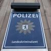 Eine Tafel mit der Aufschrift „Polizei Landeskriminalamt“ hängt an einem Polizeigebäude im Bezirk Schöneberg.