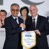 Scheich Salman bin Ibrahim Al Chalifa (l) und FIFA-Präsident Gianni Infantino.