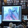 Maryse Condé 2018 nach der Verleihung des Alternativen Nobelpreises auf der Videowand in der Stadtbibliothek Stockholm.