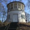 Dieser Römerturm mit dem Tycho-Brahe-Museum steht im Park des Gögginger Kurhauses.
