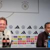 Bundestrainer Julian Nagelsmann (l) und Leroy Sané sprechen auf einer Pressekonferenz.