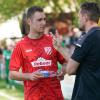 Rains Trainer David Bulik (rechts, mit Jannik Schuster) wird seine Mannschaft sehr gut einstellen müssen, damit es gegen den FC Deisenhofen klappt.