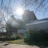 Die Sonne scheint über dem Urban-Krankenhaus. Beamte der Berliner Polizei haben am Samstagabend die Notaufnahme des Urban-Krankenhauses in Kreuzberg bewacht.