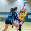 Die Schwabmünchner Handballerinnen (am Ball Lea Lammich) bleiben nach dem Sieg gegen Regensburg weiter an der Tabellenspitze.