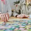 Soziale Aktivitäten halten Menschen im Pflegeheim geistig fit.