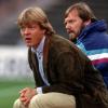 Der FC Bayern erlebte unter Trainer Sören Lerby eine seltene Phase des Misserfolgs. Rechts daneben: Hermann Gerland (der auch heute noch ähnlich unzufrieden dreinschauen kann).