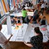 Wahlhelfer im Schwabenzentrum bei der Auszählung von Briefwahlstimmen für die Europawahl.