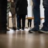 Wähler stehen in einem Wahlraum im Rathaus im Sigmaringer Stadtteil Laiz.