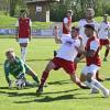 Hier hätte die TSG Thannhausen (in roten Trikots) durchaus in Führung gehen können, doch der Wiesenbacher Torwart Luca Weiß sichert den Ball.