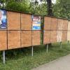 Viele Werbetafeln im Landkreis Dillingen, wie hier in Höchstädt, sind vor der Europawahl am Sonntag, 9. Juni, noch weitgehend leer. 