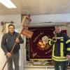 Dieses Jahr feiert die Feuerwehr Wullenstetten ihr 150-jähriges Jubiläum. Kommandant Christian Rueß (links) und Vorstand Rudolf Niegl präsentieren historische Artefakte des Vereins.
