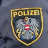 Das Emblem der österreichischen Polizei auf einer Uniform.