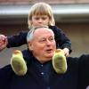 Keine zwei Tage nach seinem Rücktritt winkt Oskar Lafontaine von der Terrasse seines Hauses in Saarbrücken einem Nachbarn zu. Auf dem Rücken hat er seinen zweijährigen Sohn Carl-Maurice.