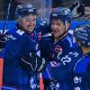 Akeson Jason von Straubing (l) jubelt mit Connolly Mike (M) von Straubing nach seinem Treffer zum 1:0 gegen Bremerhaven.