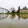 Die anhaltenden Regenfälle sorgen im Landkreis Aichach-Friedberg für Überschwemmungen. Feuerwehren sind im Dauereinsatz.