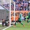 Finn Dahmen und der FC Augsburg hatten - wie hier beim 0:1 durch Romano Schmid - das Nachsehen: Das Heimspiel gegen Werder Bremen ging verloren.