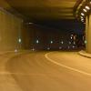 Kleine LED-Markierungsleuchten an den Bordsteinkanten lassen Fahrbahnränder und Straßenverlauf besser erkennen und sorgen so für mehr Sicherheit im Tunnel.