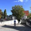 Die heutige Zufahrt zur Tiefgarage für Rathaus und  Stadthalle Gersthofen an der Bahnhofstraße soll geschlossen werden. So kann der Rathausplatz mit dem „Loch“ künftig zum Grünen Herzen umgestaltet werden.