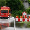 Die anhaltenden Regenfälle sorgen im Landkreis Aichach-Friedberg für Überschwemmungen. Feuerwehren sind im Dauereinsatz.