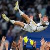 Nun ist Schluss: Bei seinem letzten Heimspiel für Real Madrid wurde Kroos von Teamkollegen und Fans gefeiert.