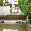 Die anhaltenden Regenfälle sorgen im Landkreis Aichach-Friedberg für Überschwemmungen. Feuerwehren sind im Dauereinsatz.