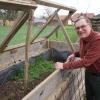 Gärtnern und Upcycling in einem: Rupert Reitberger, Vorsitzender des Kreisverbands für Gartenbau Aichach-Friedberg, hat sein Hochbeet aus gebrauchtem Holz gebaut.
