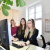 Veronika Sporer, Sandra Reiter und Sandra Klein arbeiten in der Wertinger Stadtverwaltung (von links). Im Bürgerbüro gehen noch viele analoge Urkunden über den Tisch.