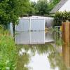 Die anhaltenden Regenfälle sorgen im Landkreis Aichach-Friedberg für Überschwemmungen. Feuerwehren sind im Dauereinsatz.