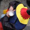 Ein Teilnehmer des Public Viewings hält während eines Deutschland-Spiels ein Bier in der Hand.