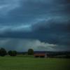 Dunkle Gewitterwolken hängen über der  Landschaft in Penzberg in Oberbayern.