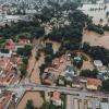 Durch das Hochwasser sind Straßen in Abensberg im niederbayerischen Landkreis Kelheim überschwemmt (Aufnahme mit einer Drohne).