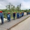 Mehrere ausgestopfte Puppen stehen in Fleinhausen auf der Brücke über der Zusam. 