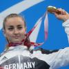Elena Semechin (geb. Krawzow) feiert ihre Goldmedaille über 100 Meter Brust bei den Paralympics in Tokio.