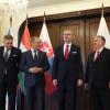 Die Ministerpräsidenten der Visegrad-Gruppe: Robert Fico (Slowakei), Donald Tusk (Polen), Petr Fiala (Tschechien) und Viktor Orbán (Ungarn). Der Ukraine-Krieg sorgt für Streit zwischen den Staaten. 