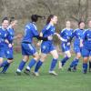 Die Fußballerinnen des FC Loppenhausen starten mit einem 3:2-Auswärtssieg in Burgau in die Rückrunde. Sophia Eifler (Mitte) jubelt mit ihrem Team über den Führungstreffer.
