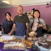 Eine vegane Bäckerei hat am Augsburger Stadtmarkt eröffnet.  Tim Dietrich ist der Chef, die Frauen unterstützen ihn im Verkauf.  