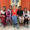 Anke Johannssen mit Schülerinnen in Dharamshala, Nordindien.