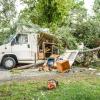 Umgestürzte Bäume und Äste liegen auf einem Wohnwagen auf einem Campingplatz in Lindau.